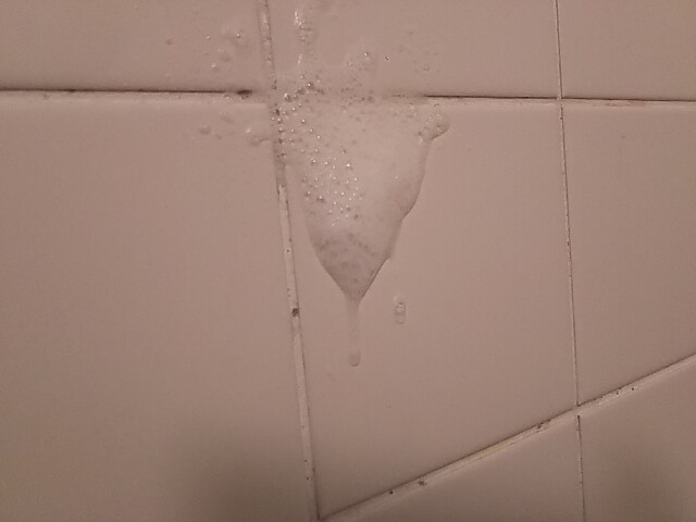 お風呂場の壁に飛んだボディソープの泡