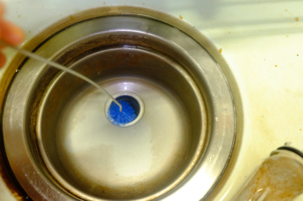 台所の排水口の臭い対策にワイヤーブラシを使用