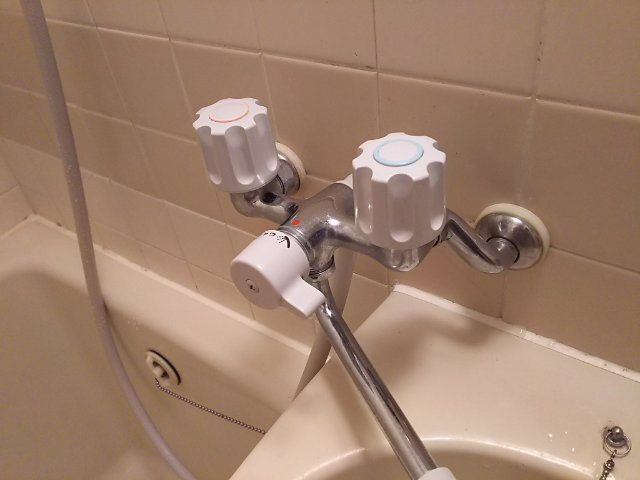 お湯のハンドルと水のハンドルがあるシャワー混合栓