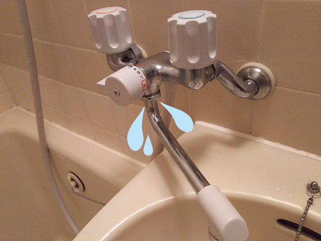 シャワーつきの混合栓（蛇口）のカラン（吐水口）の付け根から水漏れ