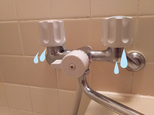 お風呂場のシャワーの水栓（蛇口）で、水量や温度を調節するハンドルの下から水漏れ