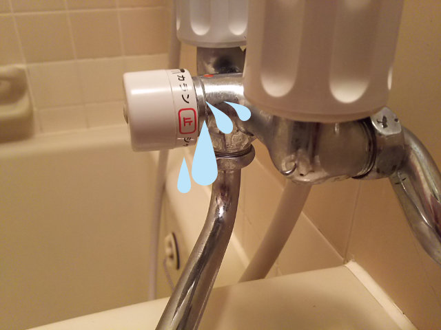 お風呂場の水栓（蛇口）のシャワーとカランの切り替えハンドルから水漏れ