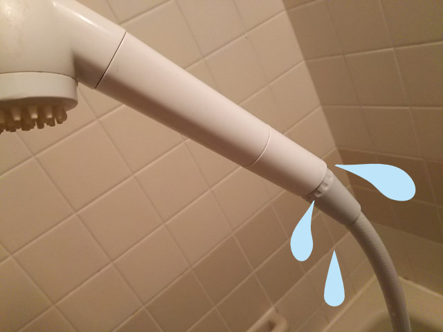 シャワーヘッドの根元の部分から水漏れしているイメージ