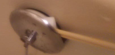 メラミンスポンジを割り箸で挟んでお風呂掃除"