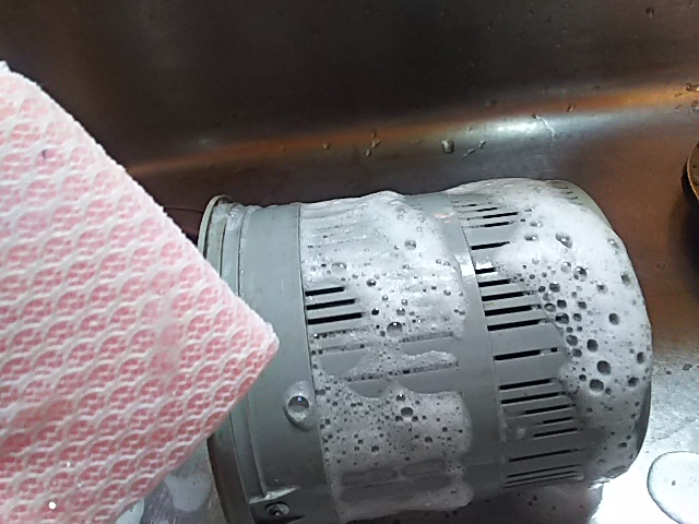 台所の排水バスケット（ゴミ受け）を洗う