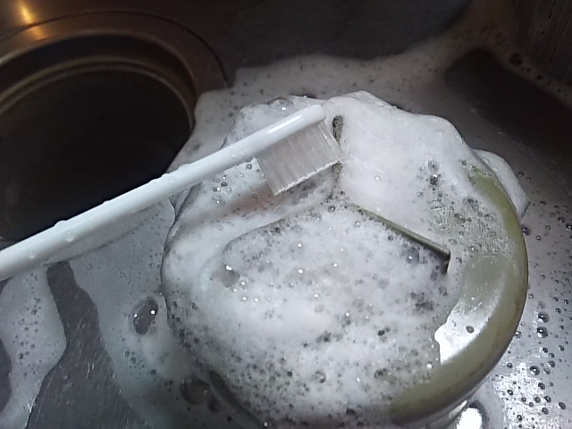 台所の排水トラップ椀（ワントラップ）を洗う