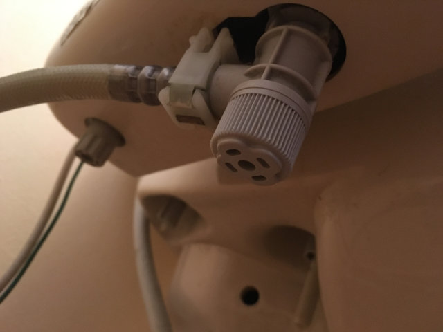 ウォシュレットの裏側、上からは見えない部分にある吸水フィルター水抜栓の水漏れ